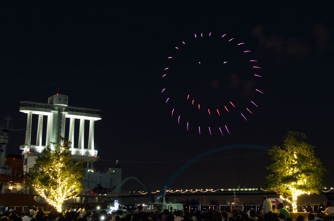 名古屋ポートビルと顔のイラスト花火